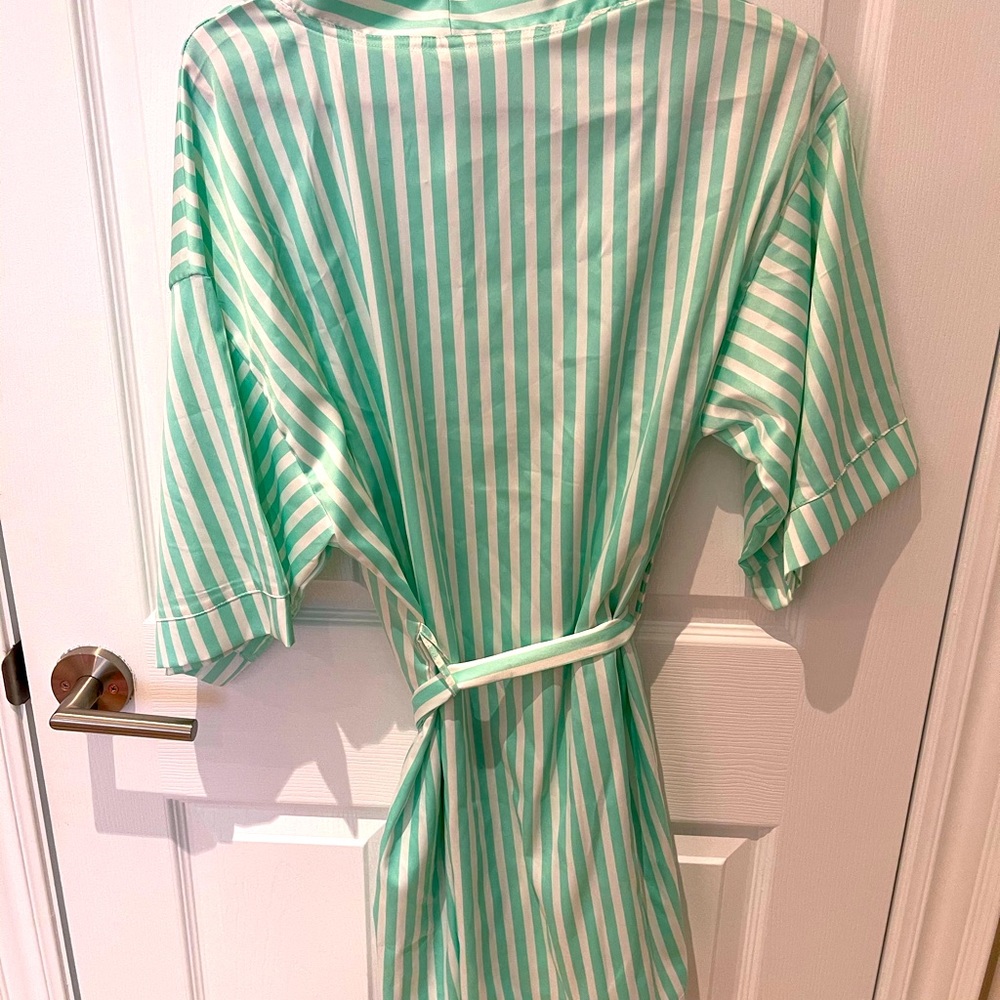 Robe - Picture 2 of 3